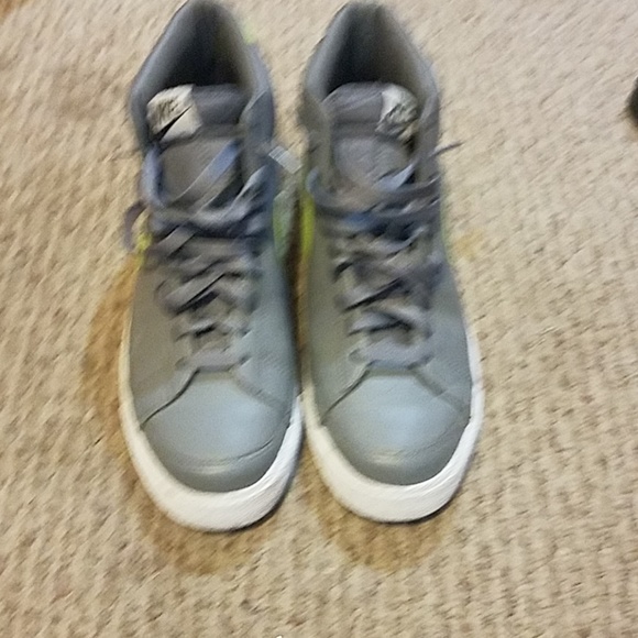 Nike shoe - Picture 2 of 4